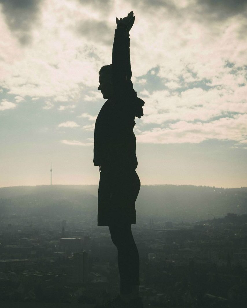 Stretching bei Sonnenaufgang über Stuttgart